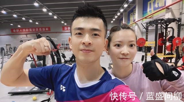 明艳动人|颜值实力并存!27岁国羽第一美女现身机场,身材气质越发明艳动人!