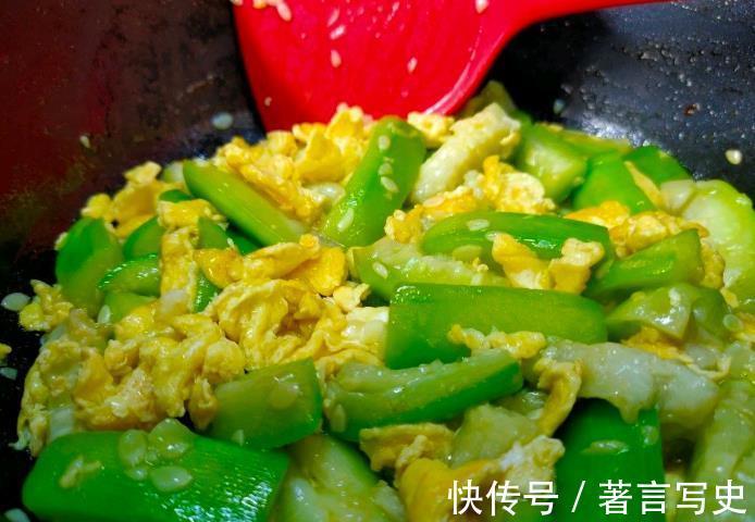 炒丝瓜|炒丝瓜总是发黑?牢记2步,颜色绿油油,鲜嫩脆爽,好看又好吃