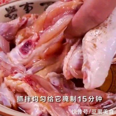 搅拌均匀|正宗地道的蒜香鸡翅做法，速来围观