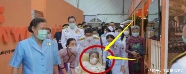  亮相|泰王原配妻子被贬后罕见亮相！瘫痪在轮椅，抓着女儿手寻安全感
