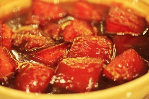 做红烧肉，不放水也不放油，大厨教你正确做法，鲜嫩软糯不油腻