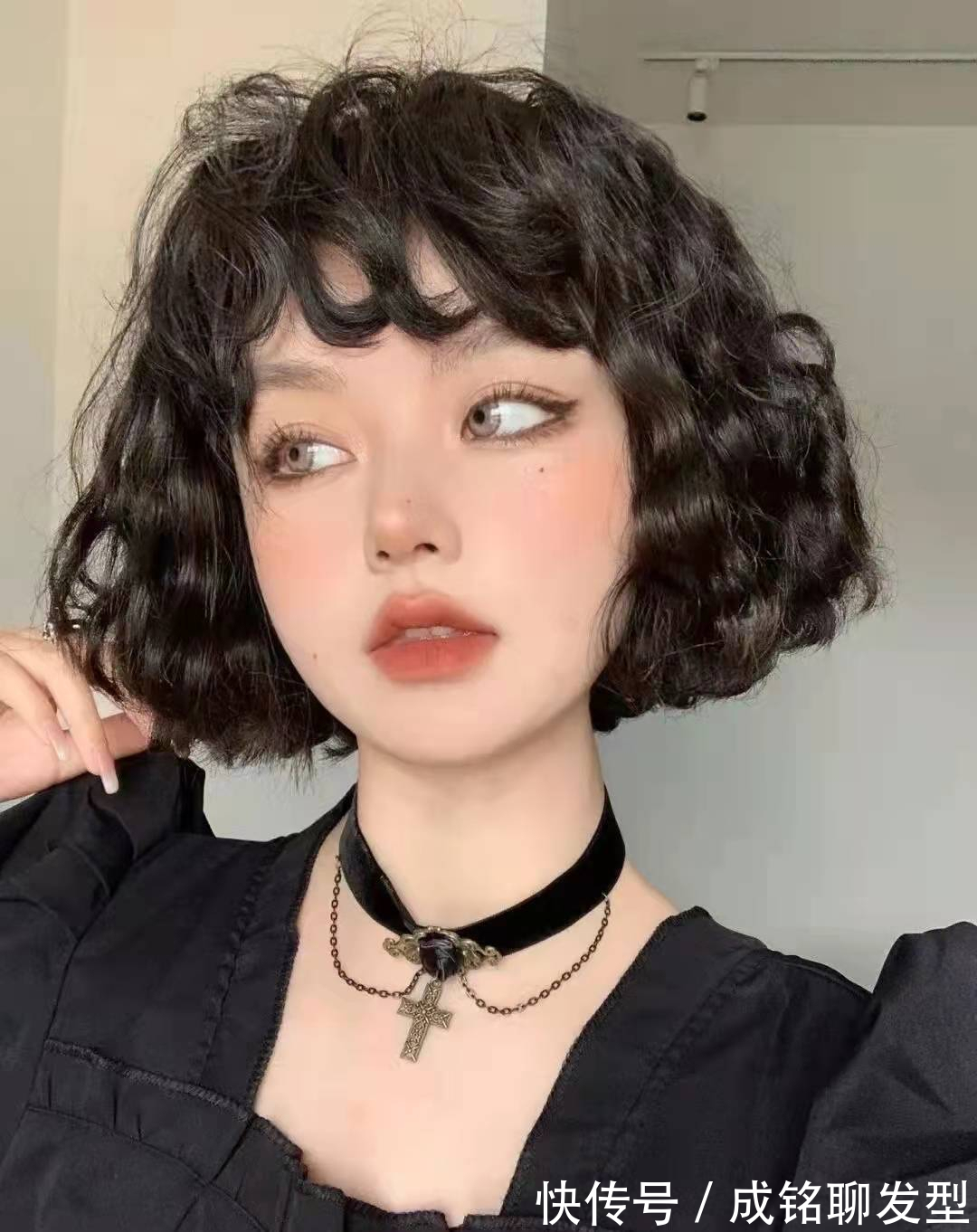 脸大 有这三个特征的女人,千万别烫这种全头烫卷发,土气显老还显脸大