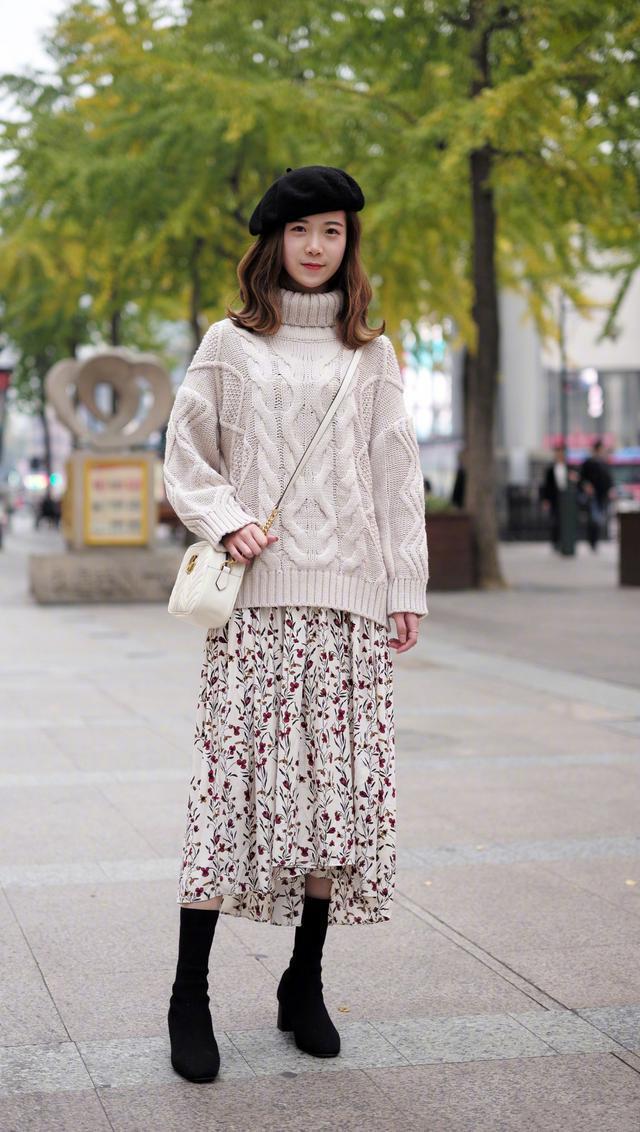 女人再懒,穿毛衣也别配打底裤,学下面潮人这样来穿,保暖显气质