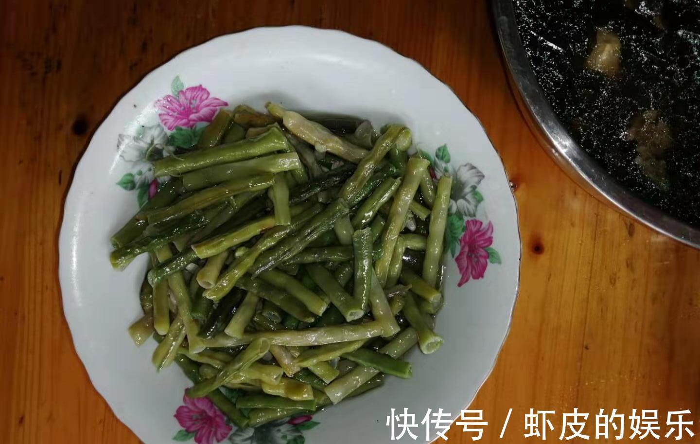 民工餐不讲究丰盛,但求“管饱”,荤素混搭啤酒管够