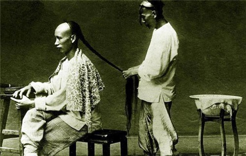 令人作呕|清朝人的辫子有多脏?英国女子:10米开外臭气熏天,味道令人作呕