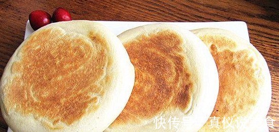 一碗面粉,3个蛋白,不放一滴水,做家人爱吃的鸡蛋饼,香甜美味