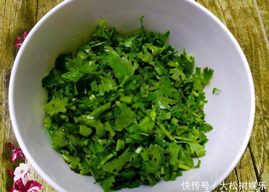 1根胡萝卜1把香菜，一揉一炸做丸子，香酥脆好吃，不放肉也香