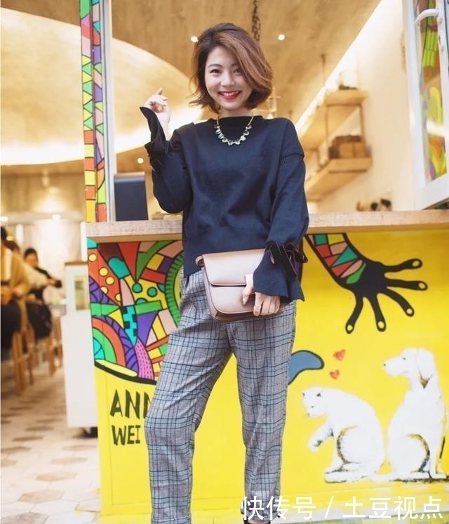 小脚裤配短靴不流行了,2020年流行这条“裤子”配短靴,保暖时髦