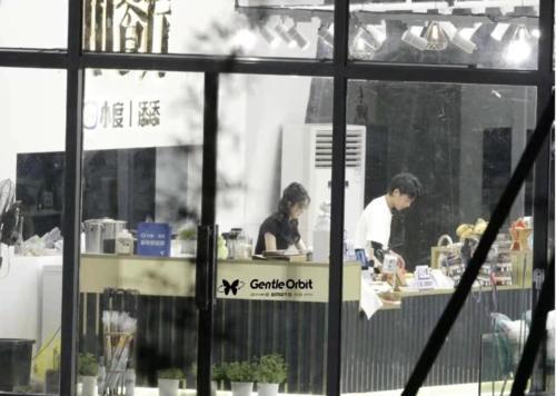 丁真|赵丽颖《中餐厅5》路透,与宁静张碧晨热聊,化身前台小妹忙不停