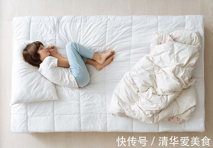 发育|宝宝睡觉时，如果有这五个举动，说明大脑发育的更好，会更聪明