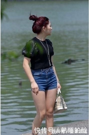 妹子 紧身裤穿出清新的美感,妹子在行走间摇曳更美丽大方,个性满满