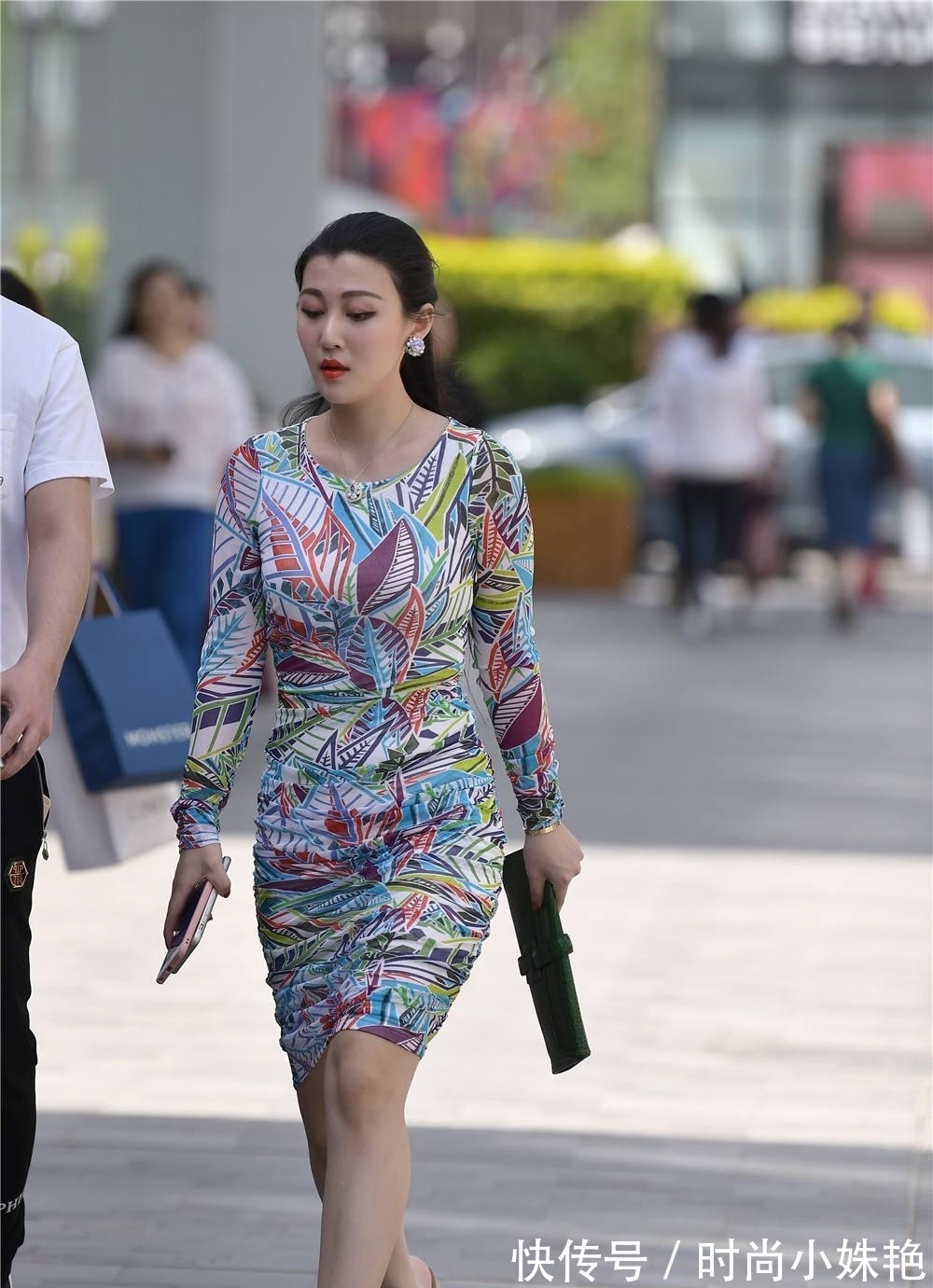 凉拖|印花的长袖紧身裙,搭配米黄色的粗跟露趾凉拖,微胖身材简约搭配