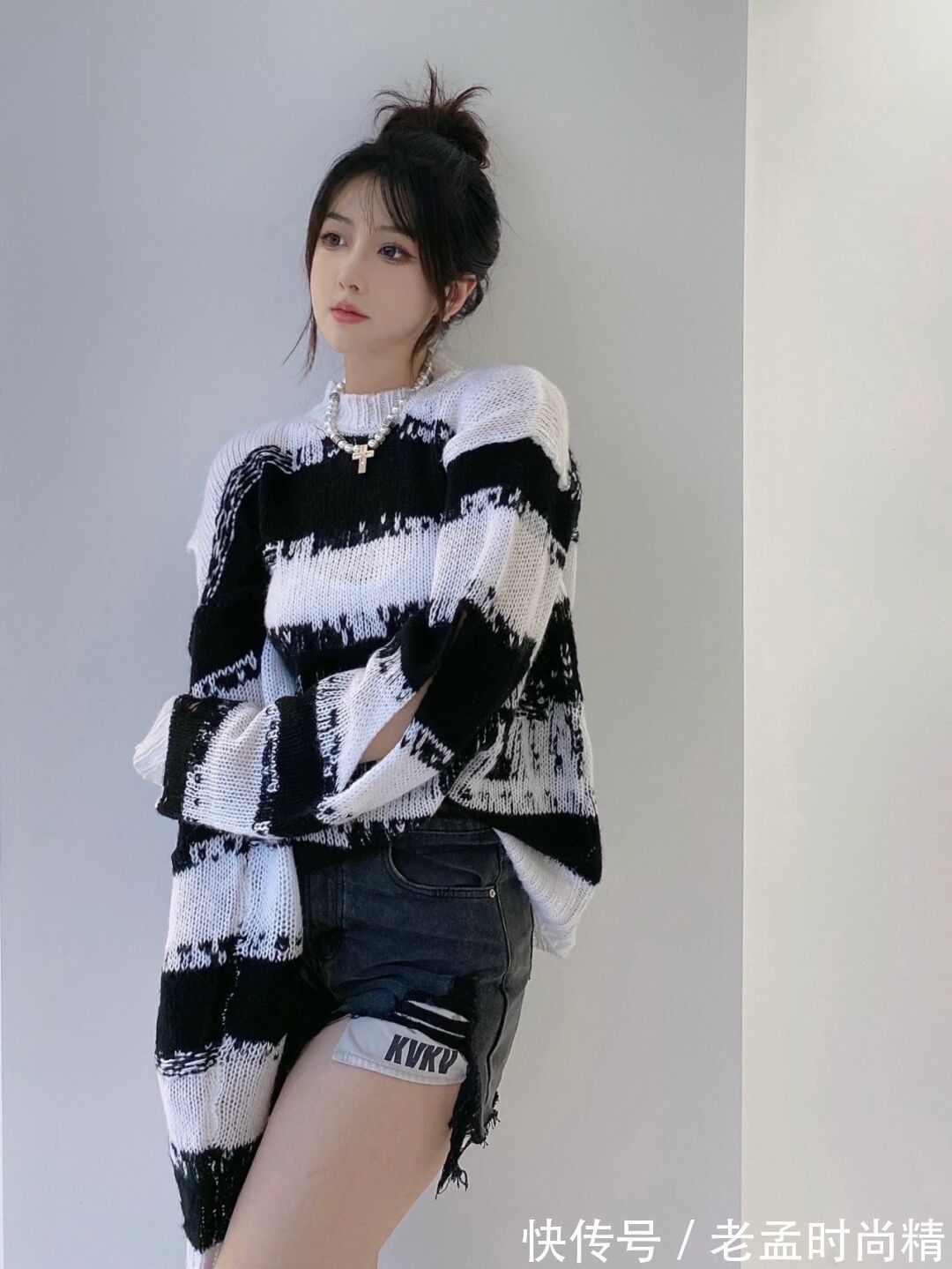 小姐姐|丸子头小姐姐毛衣配短裤, 时尚又潮流, 高级感满满