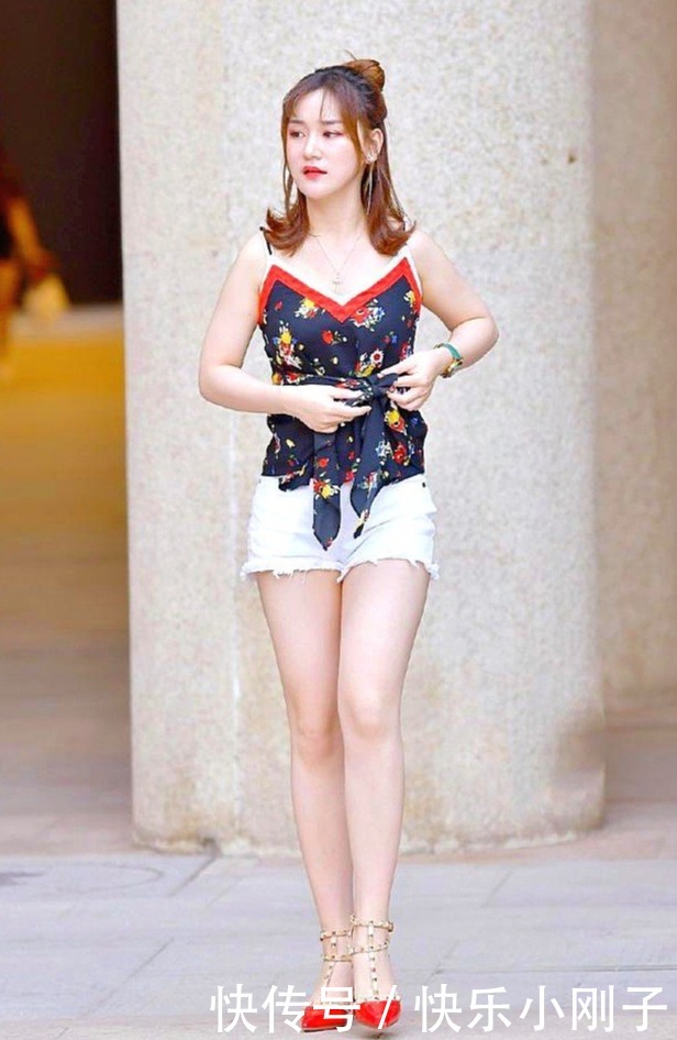 长腿女神,换上精致的吊带短裤穿搭,气质绝佳