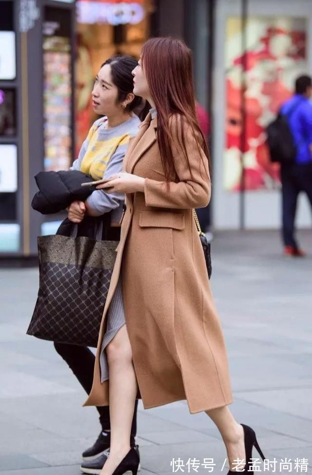 羽绒服|街拍美女:小姐姐逛街成焦点,举手投足显高级感,不可拒绝的魅力