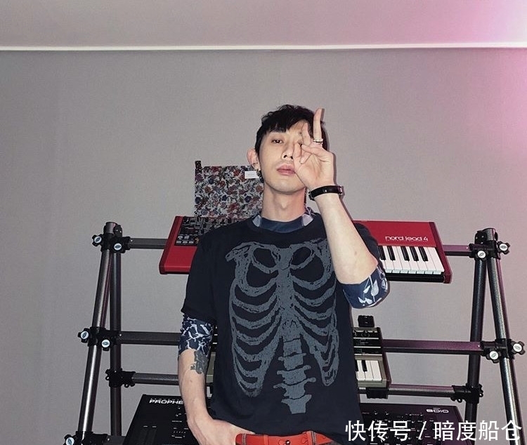 精神|Rapper都是精神小伙?他来打破你的偏见!嘻哈穿搭也能腿长一米八