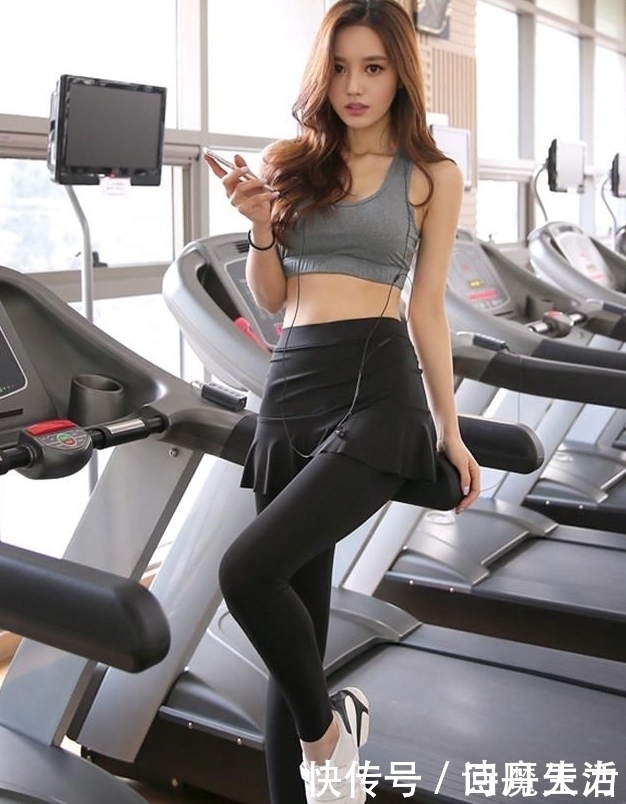 时尚|街拍:紧身打底裤美女靓丽搭配,塑造完美身形!