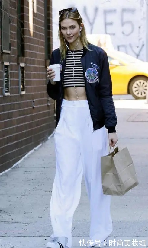 小姐姐|张萌真不像阿姨辈,穿露胃装配工装裤走机场,“小蛮腰”不输00后