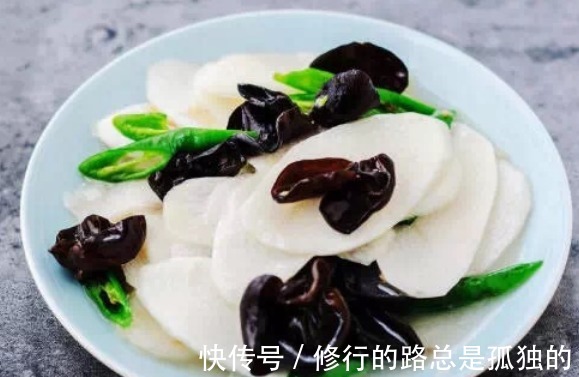 炒木耳,下锅就“噼里啪啦”,真吓人!教你1招,不炸锅,更脆爽