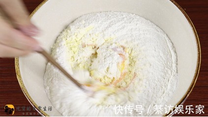 玉米面|用玉米面做的早餐，咬一口暄软蓬松，做一次3天不起早特别香