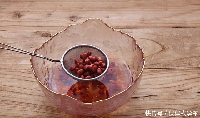 它是“长生果”,和红豆一起煮,香甜软糯又营养,温暖舒适过冬天