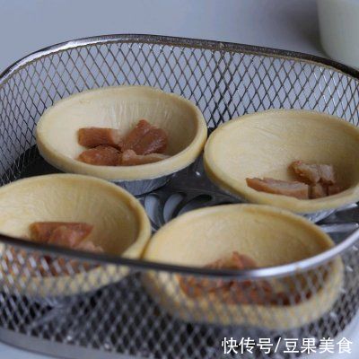 外酥里嫩|#安佳马苏里拉芝士挑战赛#杂蔬芝士咸蛋挞 | a43