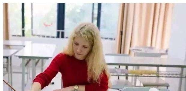 一等奖@俄罗斯美女荣获书法一等奖,成为文化交流学者,书法雅致有味