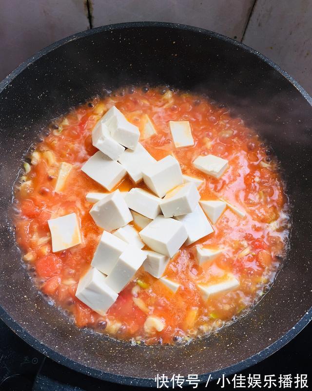 西红柿炖豆腐,美味特下饭,汤汁泡米饭,熊孩子能吃两大碗!