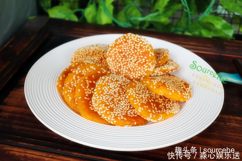 外酥|做南瓜饼时加点芝麻,外酥里软,软软糯糯,香味醇厚,老小爱吃