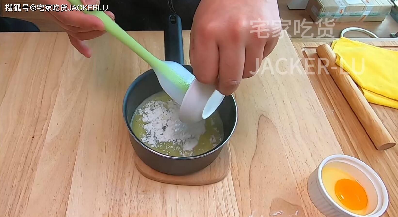 面包|家常毛毛虫面包,简单又经典的甜品,入口细腻,绵软有嚼劲。