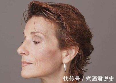 外翻 50岁女人, 发型尽量“装嫩”! 少剪短发, 这3类“烫发”时髦大方！