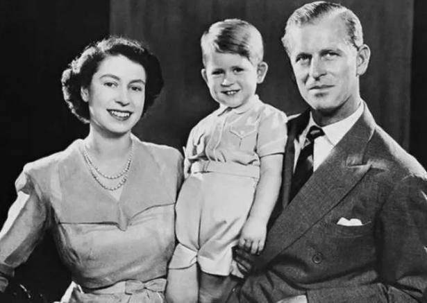 威廉|有妈的孩子像块宝:70岁查尔斯看球睡着,92岁女王微笑不忍叫醒他