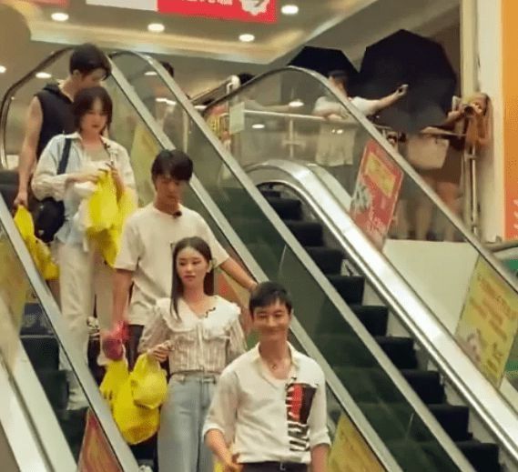 中餐厅4|赵丽颖录制《中餐厅5》,打扮休闲状态好,网友:超级期待!