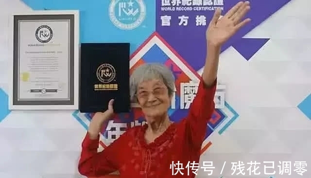 吉尼斯世界之最：第一项由何炅老师创造，用脚射箭你见过吗？