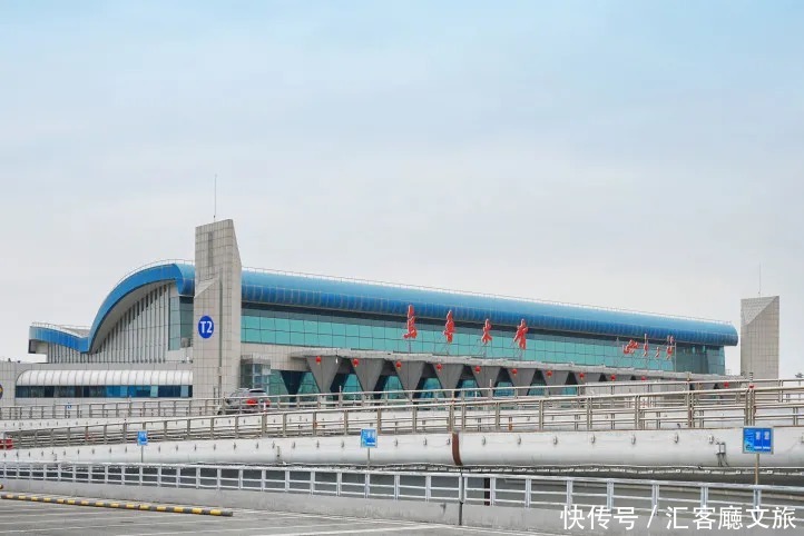 横跨崇山峻岭，穿越深山峡谷，独库公路“纵贯天山的景观大道”