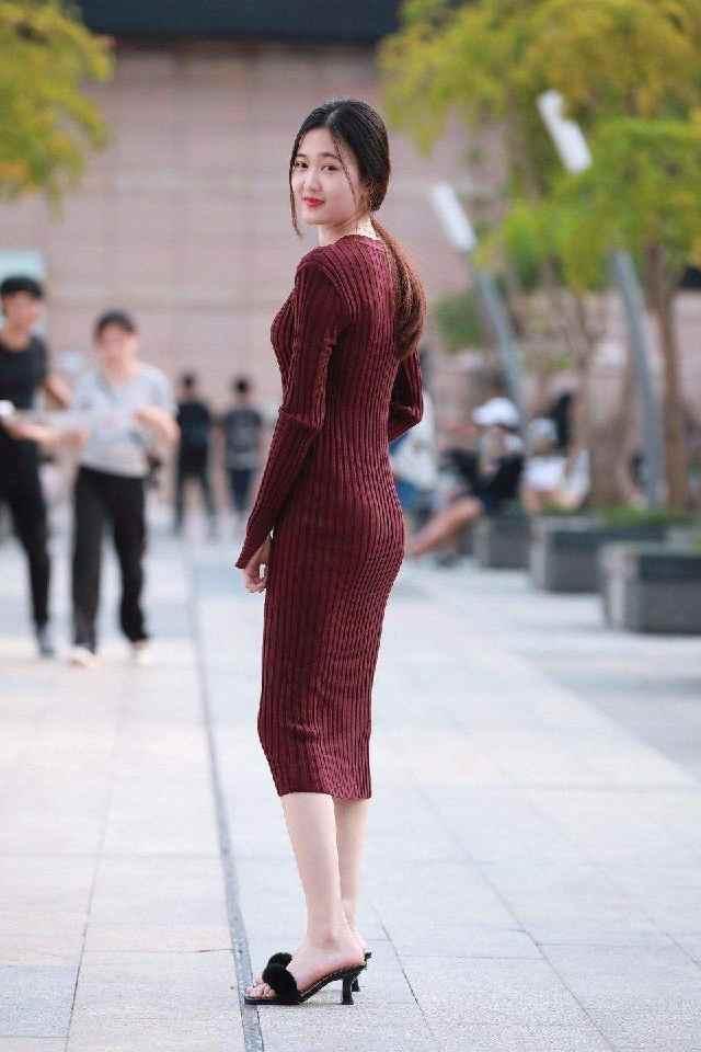 美女 这样的穿搭,尽显甜美洋气感,展现女性高贵优雅的魅力
