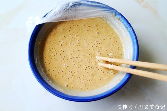 睡前拌好面糊，早上起来花3分钟一煎，这早餐饼又软又香