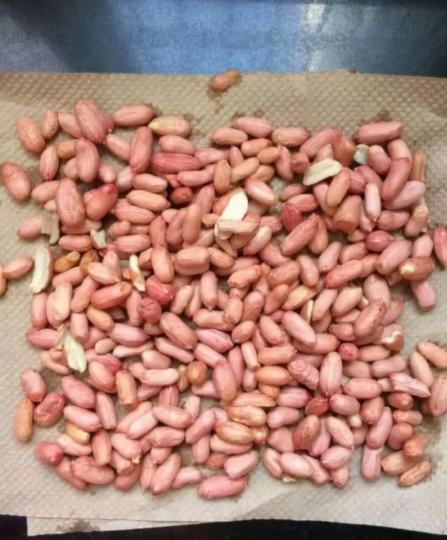 炒花生米时,最忌直接放油!再加这一步,酥脆好吃,久放不回潮
