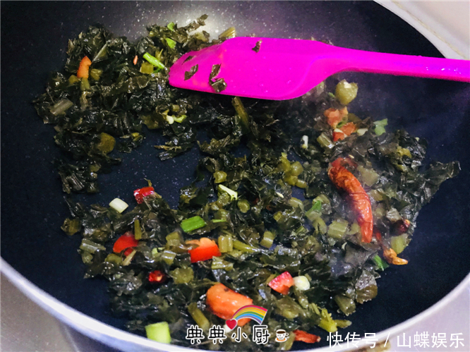 没胃口的时候,家常咸菜炒一炒,端上桌大家都抢着吃