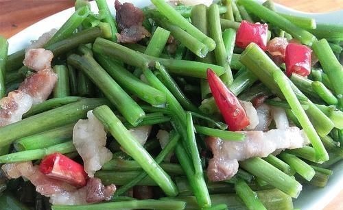 钙是番茄12倍,通便解毒除口臭,和五花肉一炒,香嫩爽脆超下饭