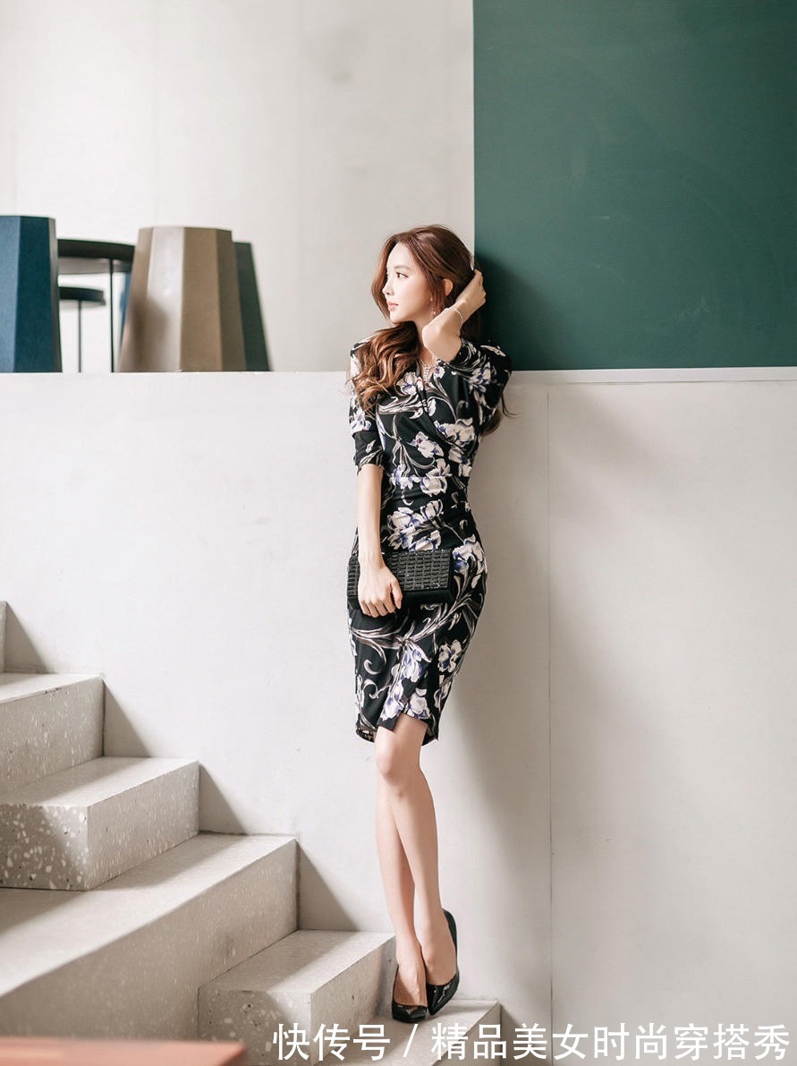 衬衫搭配|印花衬衫搭配黑色修身半身裙,优雅又不失干练,女王范十足