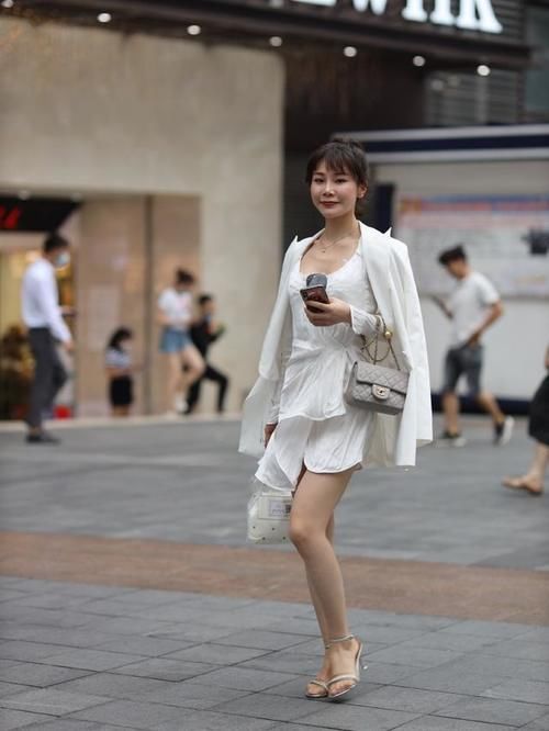 精致“睡裙”搭配西装,优雅气息扑面而来,轻松打造“贵妇”形象