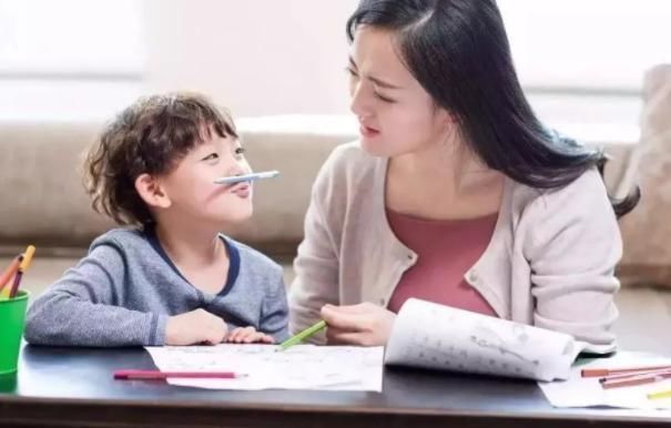 灵魂|“你会找老婆吗”萌娃被揍后灵魂质问爸爸,看到姥姥直接崩溃了