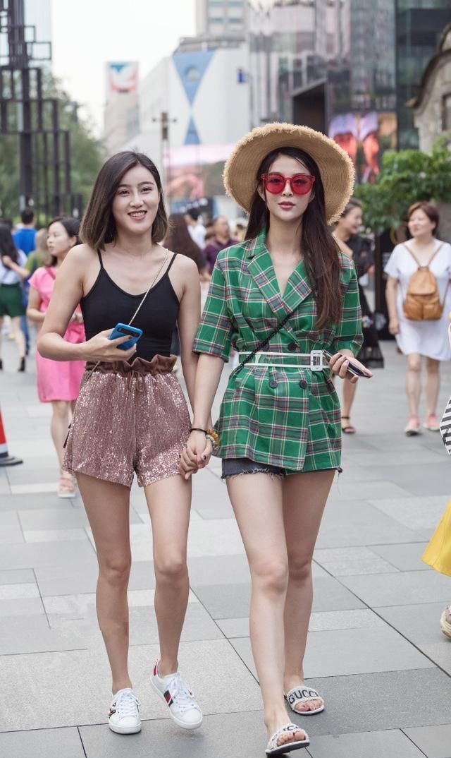 身材高挑|戴眼镜的美女，身穿吊带搭配黑色短裤，大秀出修长美腿