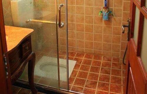 便器|现在流行卫生间不装马桶了，听老师傅分析完，后悔我家装早了