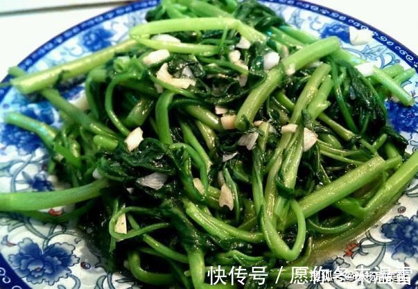 炒空心菜，别急着下锅，多做这一步，炒出来的颜色不发黑
