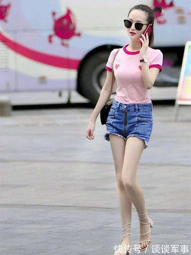小姐姐 搭配热裤，完美的营造出小姐姐时尚高雅的气场