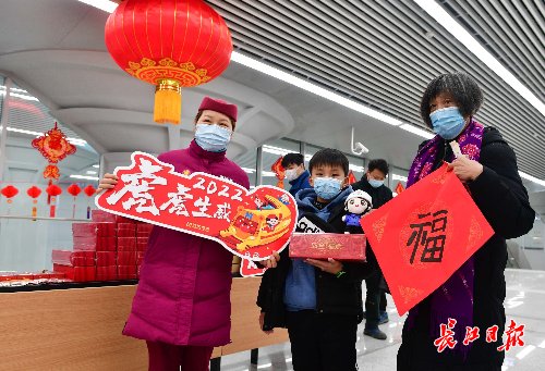 孩子#老人写对联、孩子玩投壶，地铁车站热热闹闹过小年