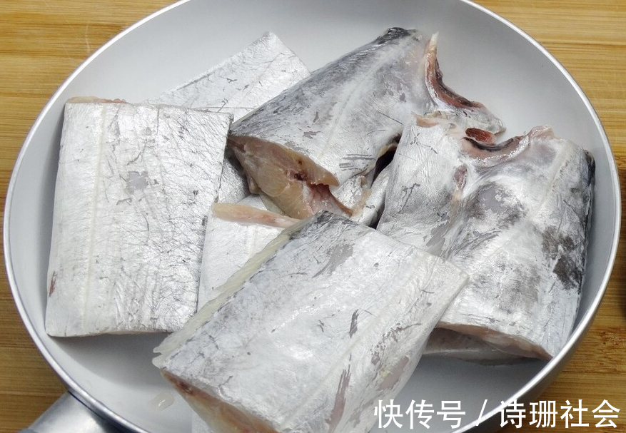 泡打粉|炸带鱼,裹面粉还是淀粉?教你一招,带鱼外酥里嫩,凉了不回软