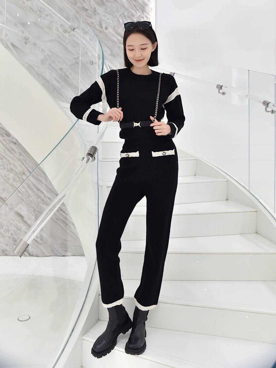 牛仔裙 早春职场怎么穿更洋气?借鉴这几组搭配方式,简约日常又有气场